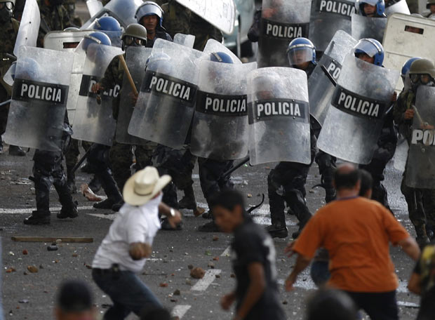 http://cronicadesociales.files.wordpress.com/2009/06/poblacion-vs-policias-golpe-honduras-reuters-ep-2009-06-29.jpg